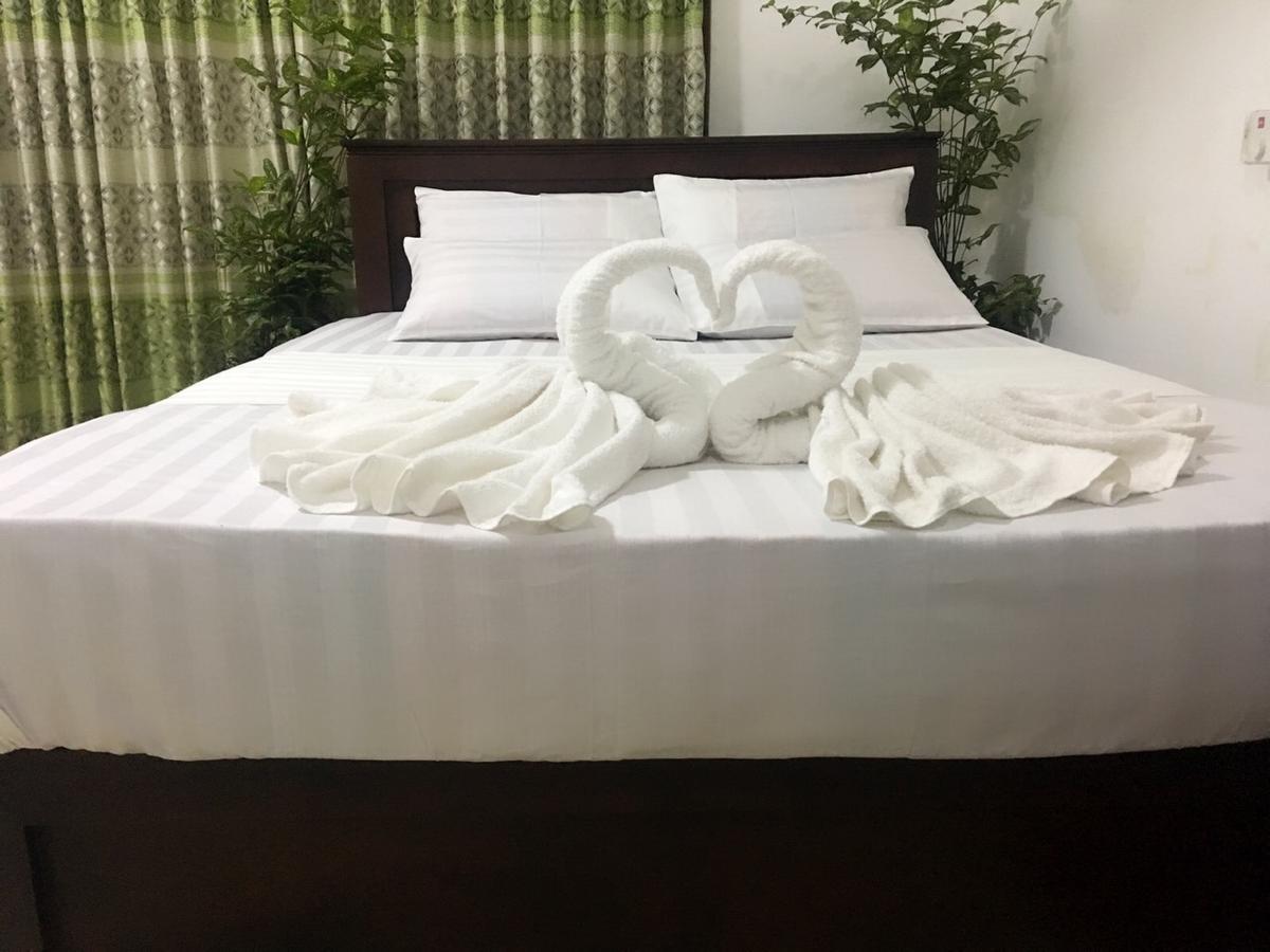 Pillows hotel kollupitiya deals